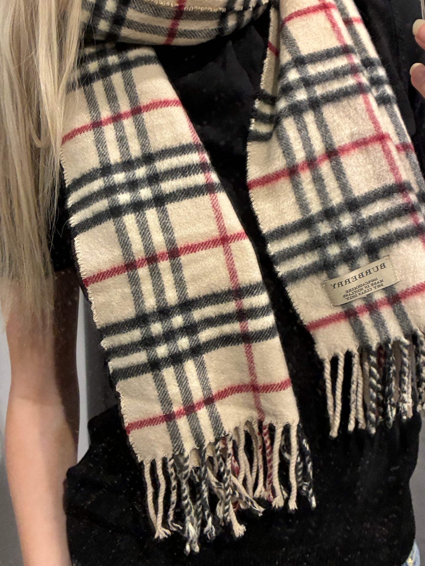 Burberry — Classic Scarf in 100% Pure Cashmere
