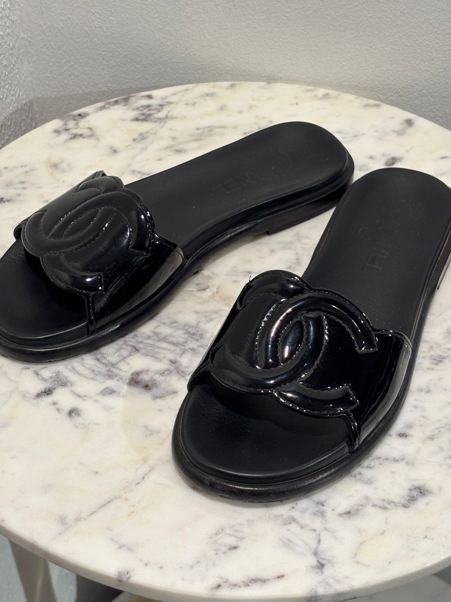 Chanel Sandals - CC Slide Sandals in Black Patent Leather - 38C