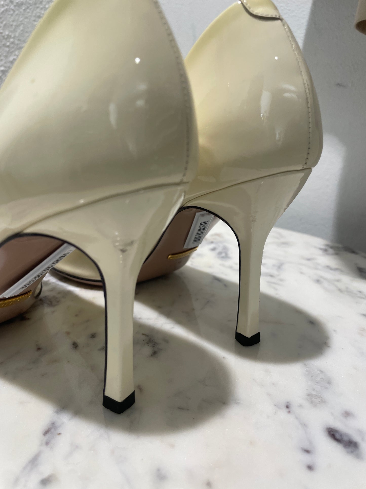 Gucci Off-White Patent Leather Horsebit Peep-Toe Pumps - 37,5