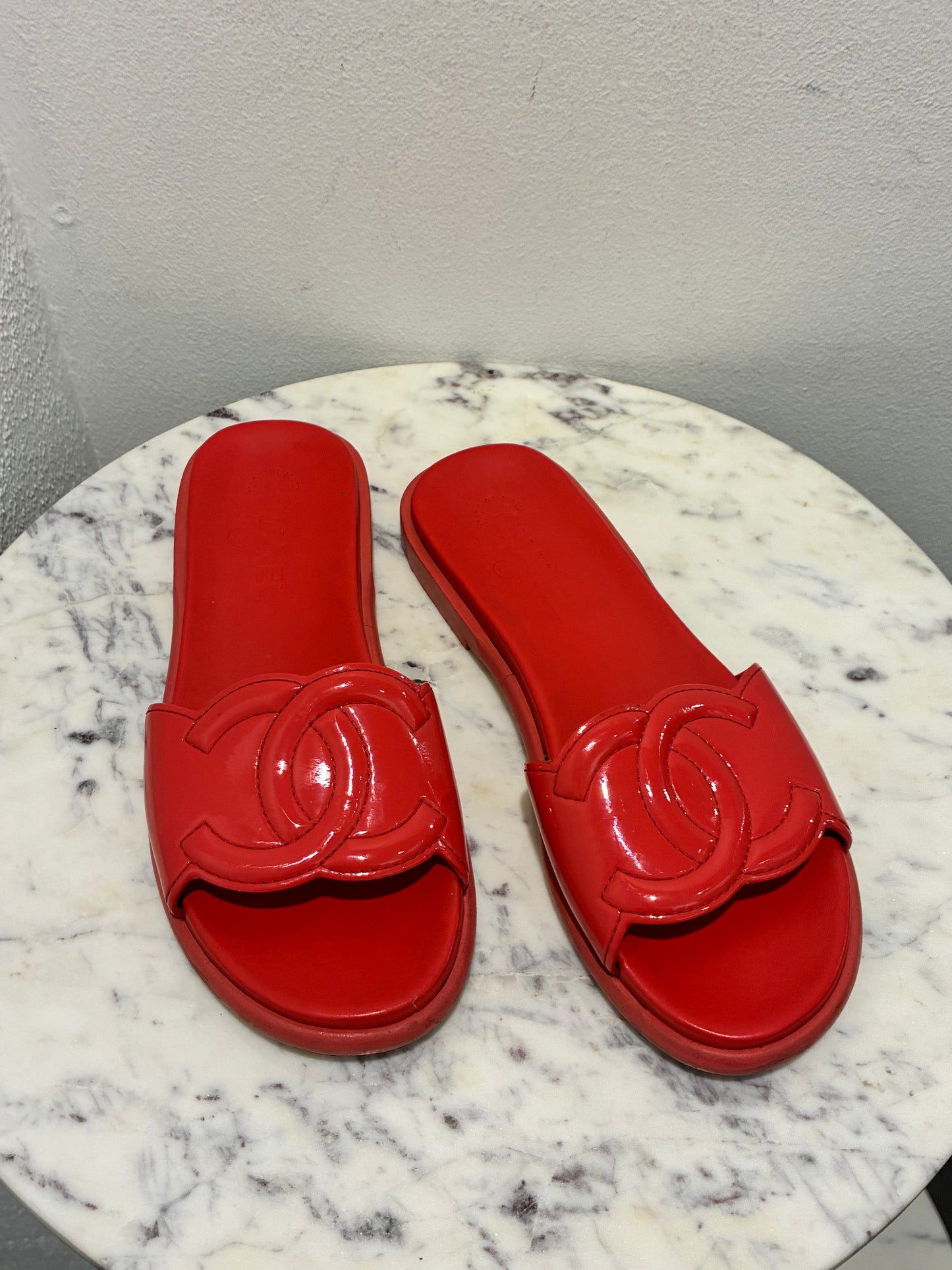 Chanel Sandals - CC Slide Sandals in Rasberry Patent Leather - 39