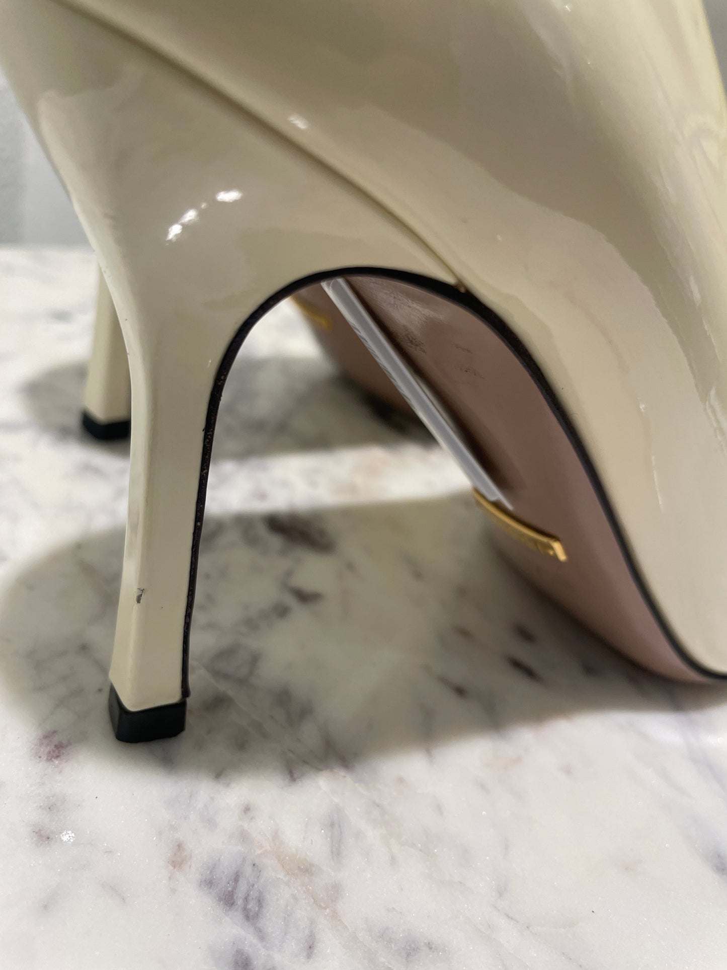 Gucci Off-White Patent Leather Horsebit Peep-Toe Pumps - 37,5