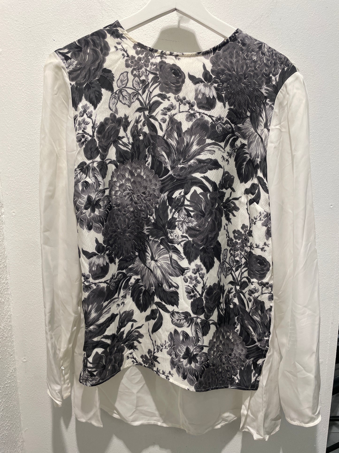 Stella McCartney — Silk Blouse with Monochrome Floral Print and Asymmetric Hem - Size IT 42