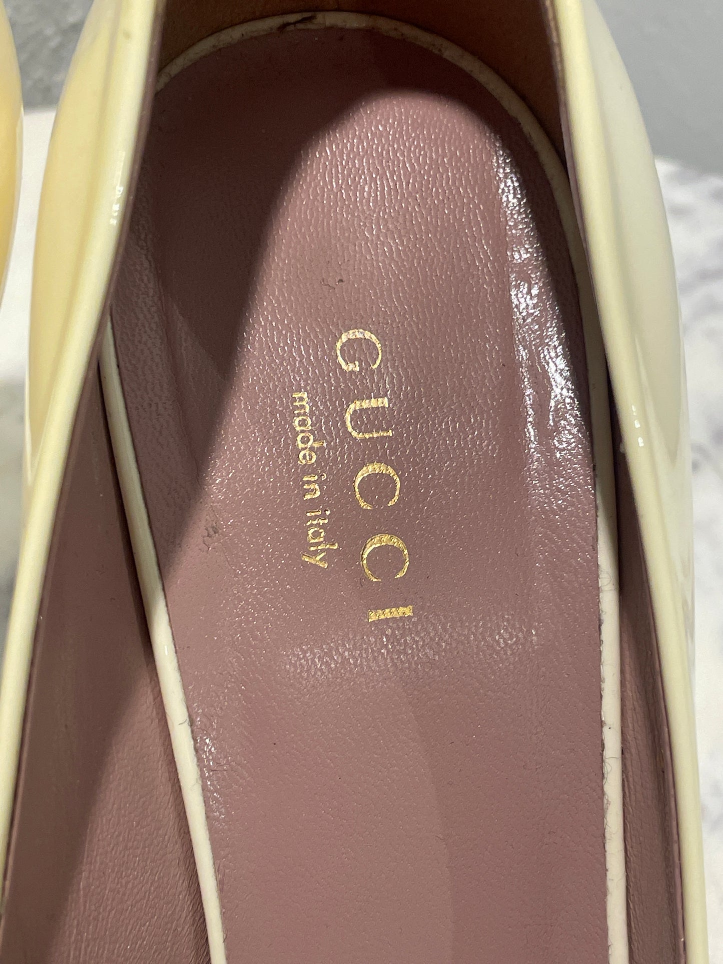 Gucci Off-White Patent Leather Horsebit Peep-Toe Pumps - 37,5