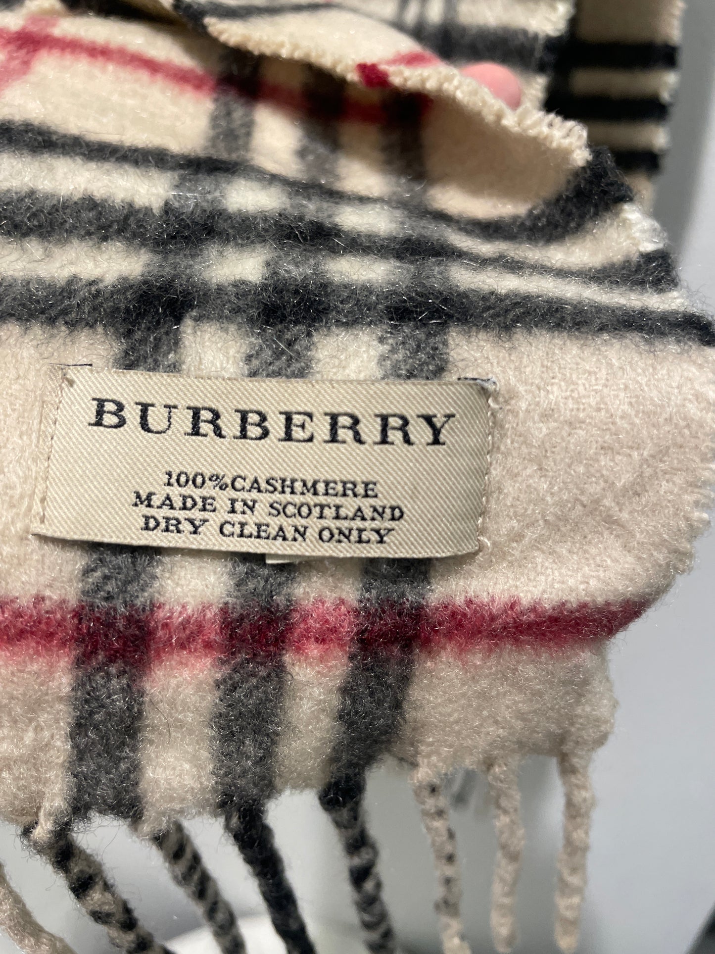 Burberry — Classic Scarf in 100% Pure Cashmere