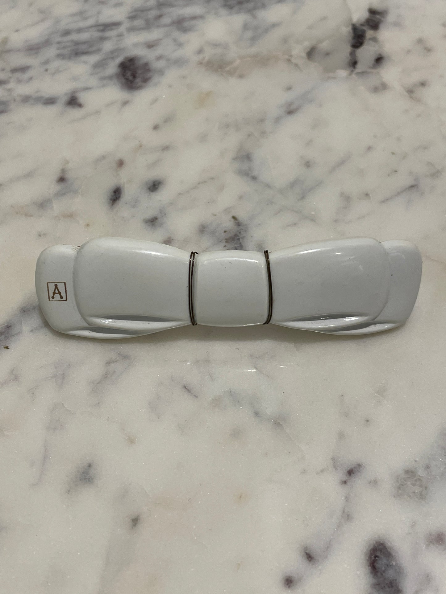Alexandre de Paris Bow Barrette – White & Gold - M