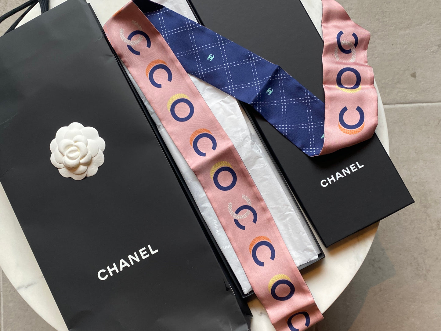 Chanel silketørklæde - Med box og pose