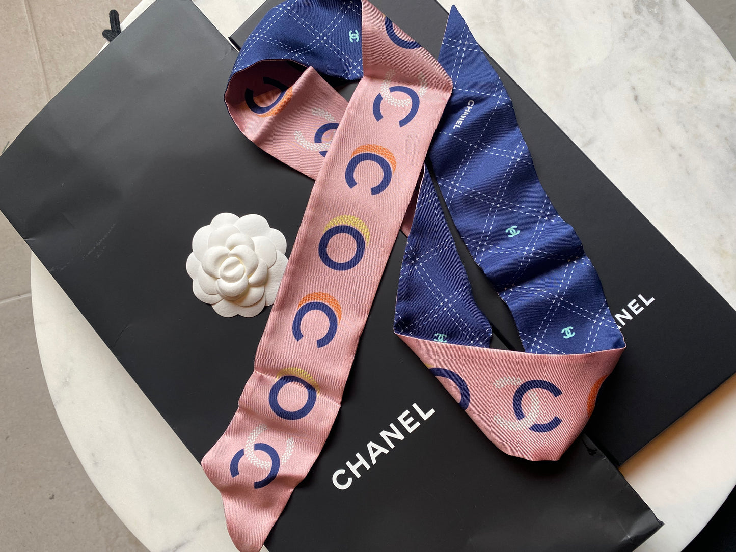 Chanel silketørklæde - Med box og pose
