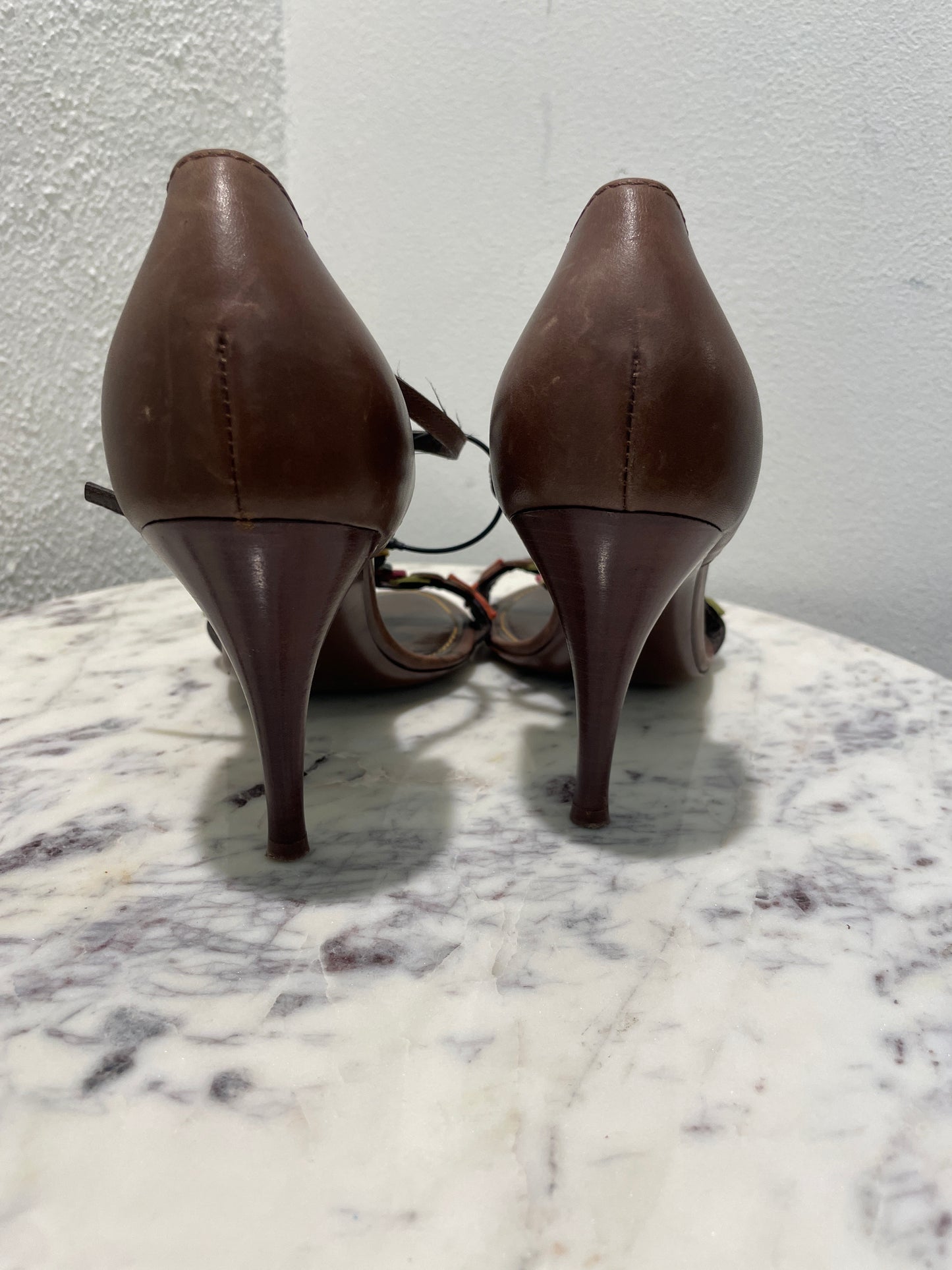 Louis Vuitton – Vintage Aubepine Floral Leather T-Strap Sandals - 38