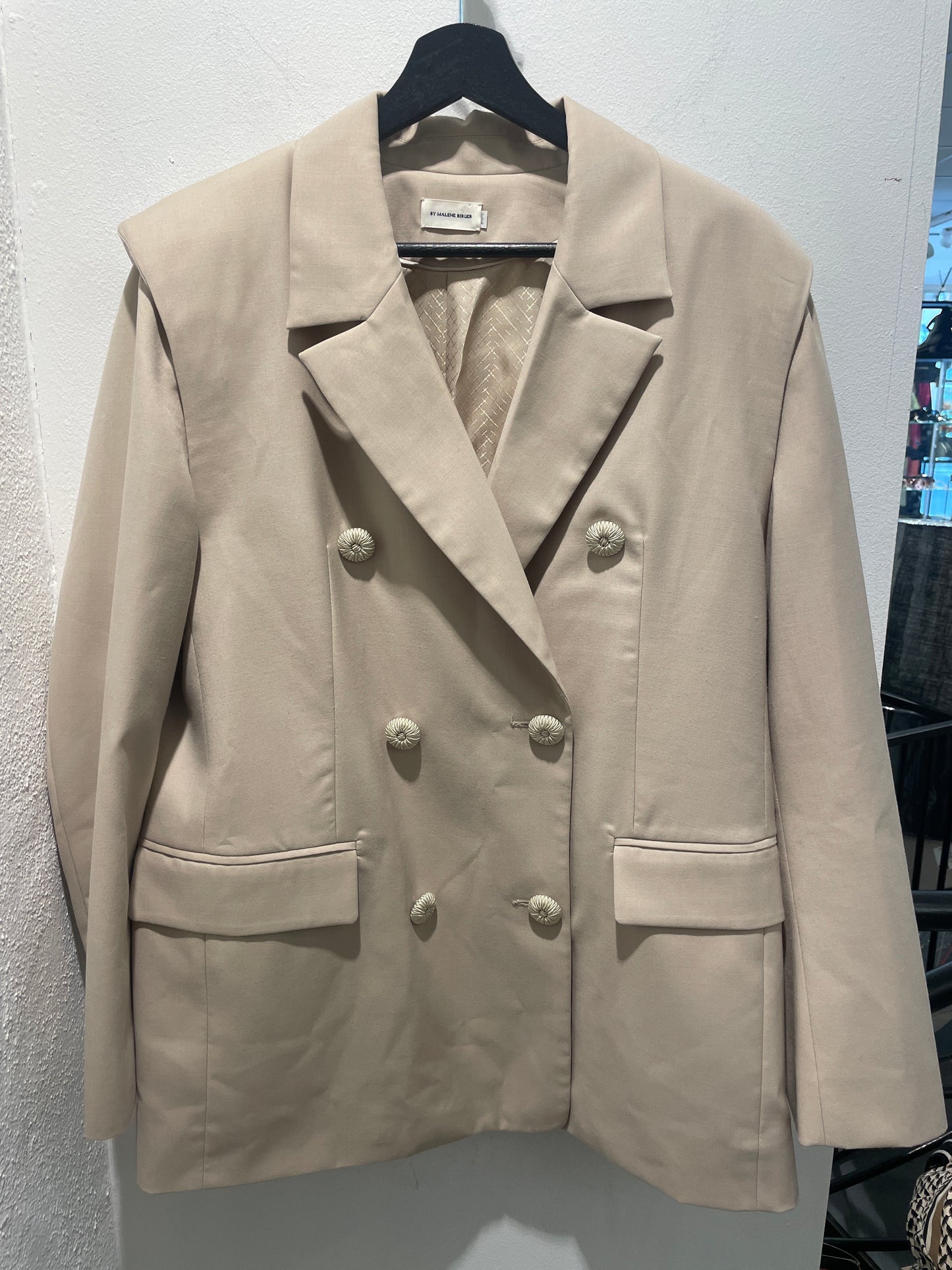 Exclusive Double-Breasted Blazer with Structured Shoulder Detail – Beige - EU42