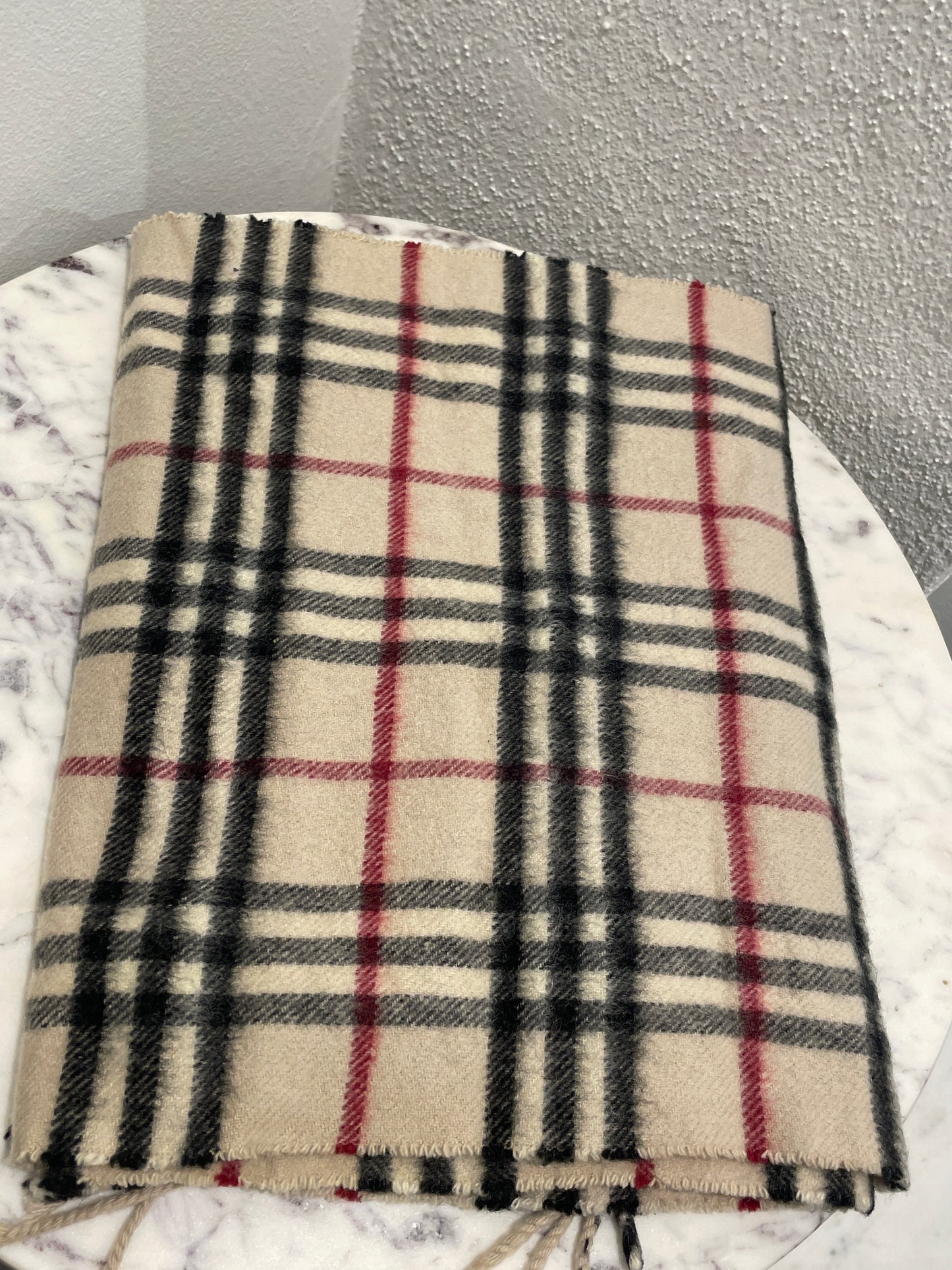 Burberry — Classic Scarf in 100% Pure Cashmere