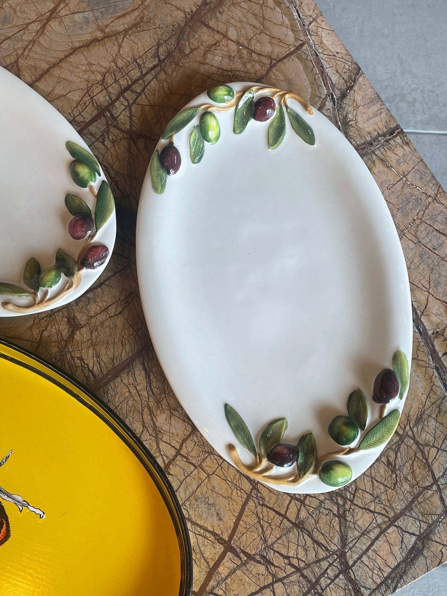 Lille aflangt fad m. olivenranker - Italiensk porcelæn