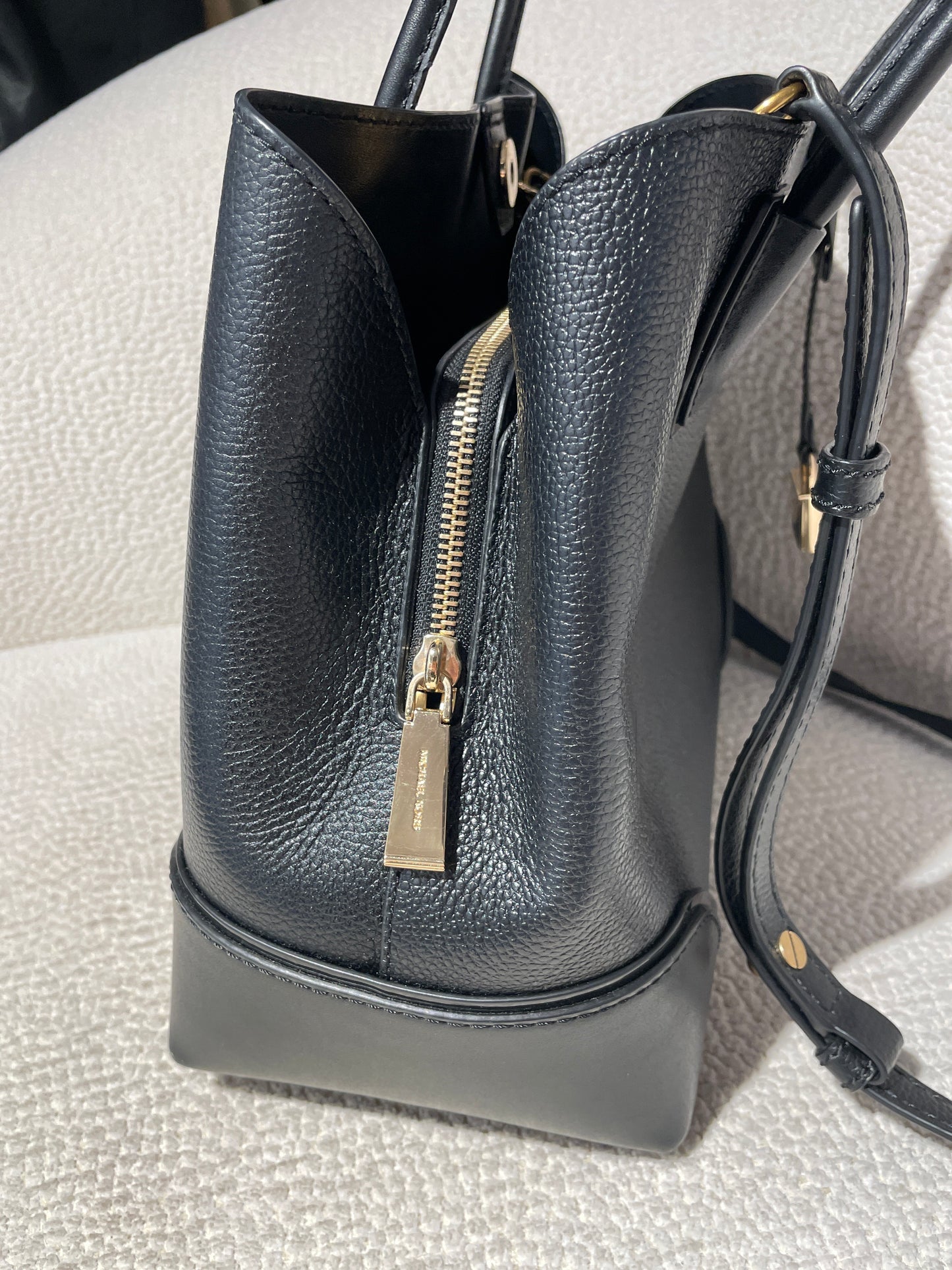 Michael Kors - black & gold - 30 cm x 26 cm.