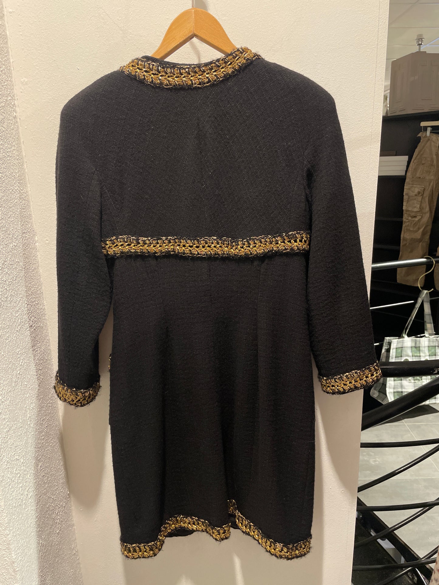 Chanel –  Boucle dress / jacket - black & gold - EU 44