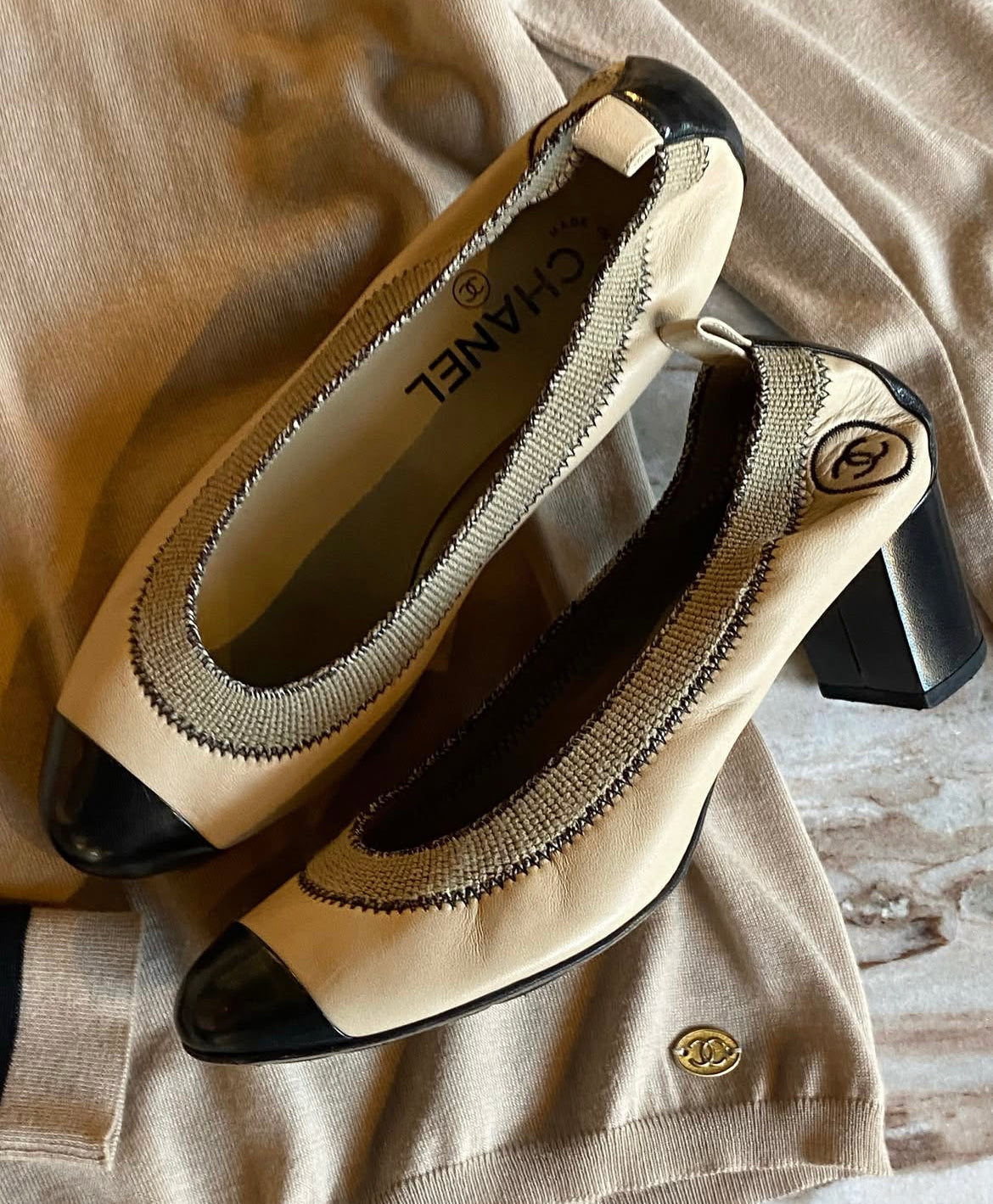 Chanel - Pumps med elastisk fod og CC logo - Beige & sort