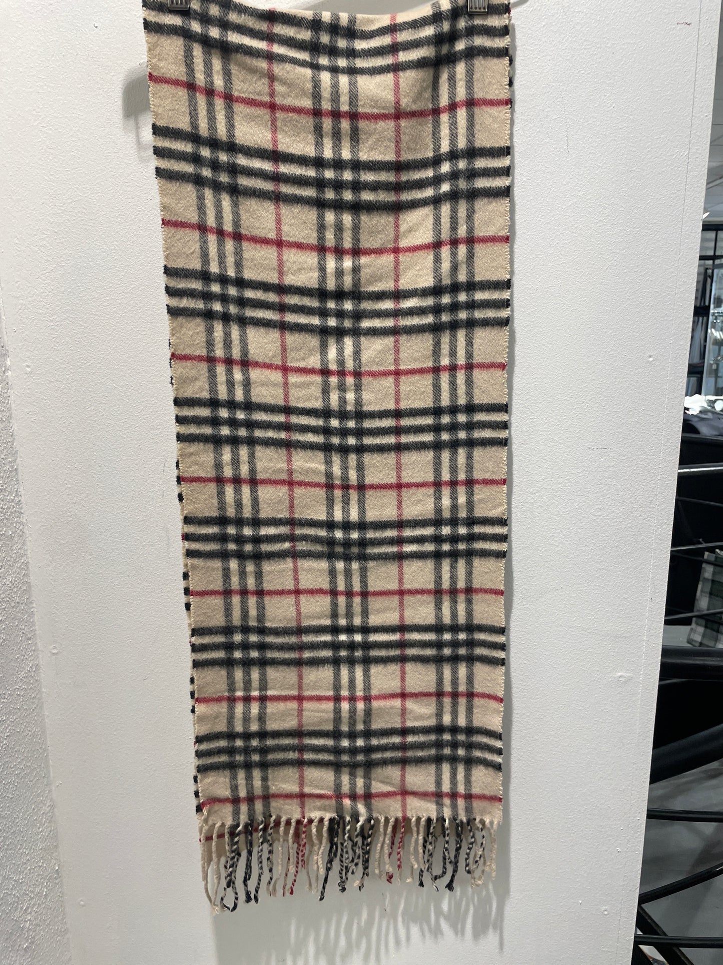Burberry — Classic Scarf in 100% Pure Cashmere