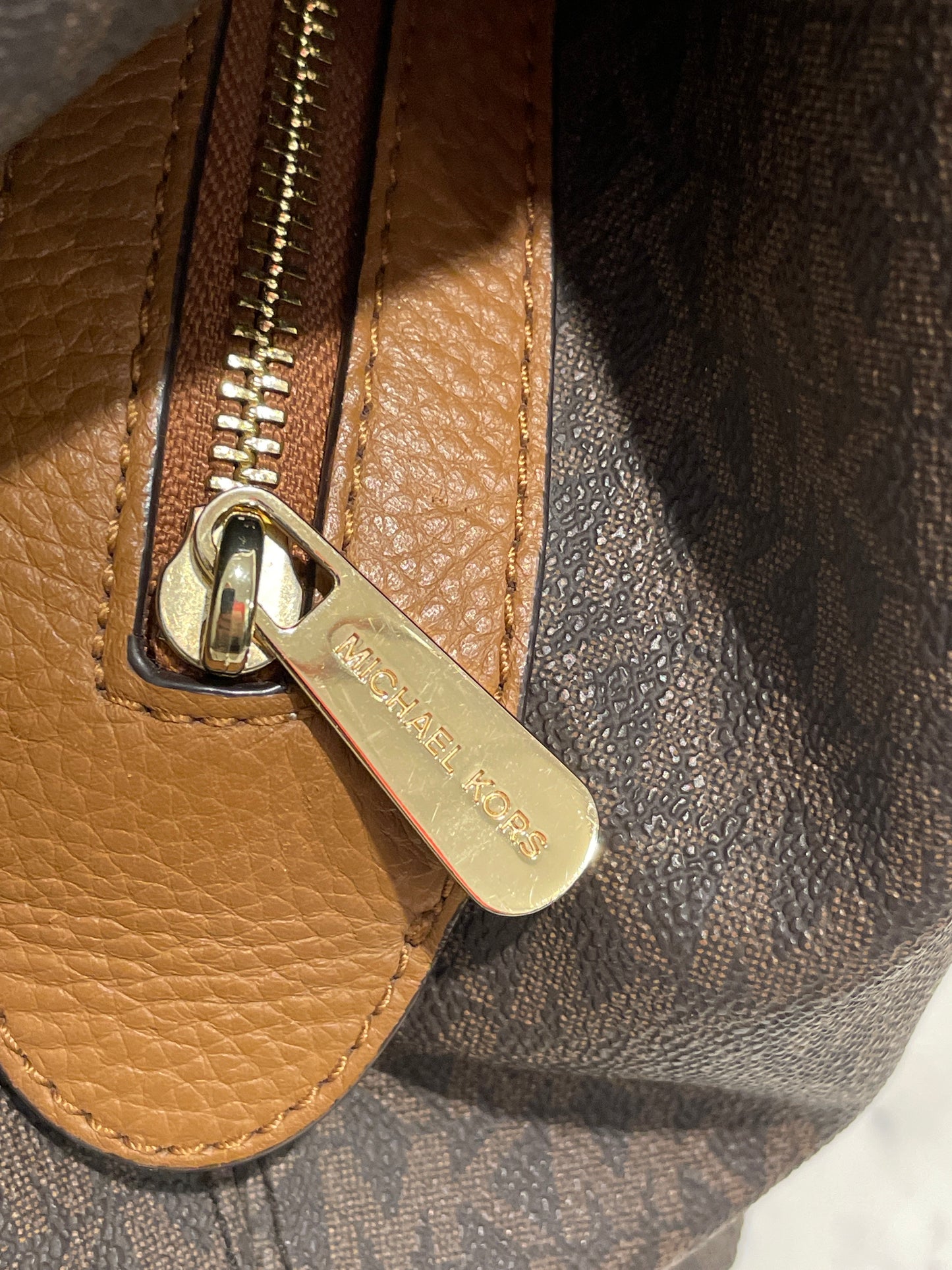 Michael Kors Raven Shoulder Bag – Brown handbag in Signature canvas