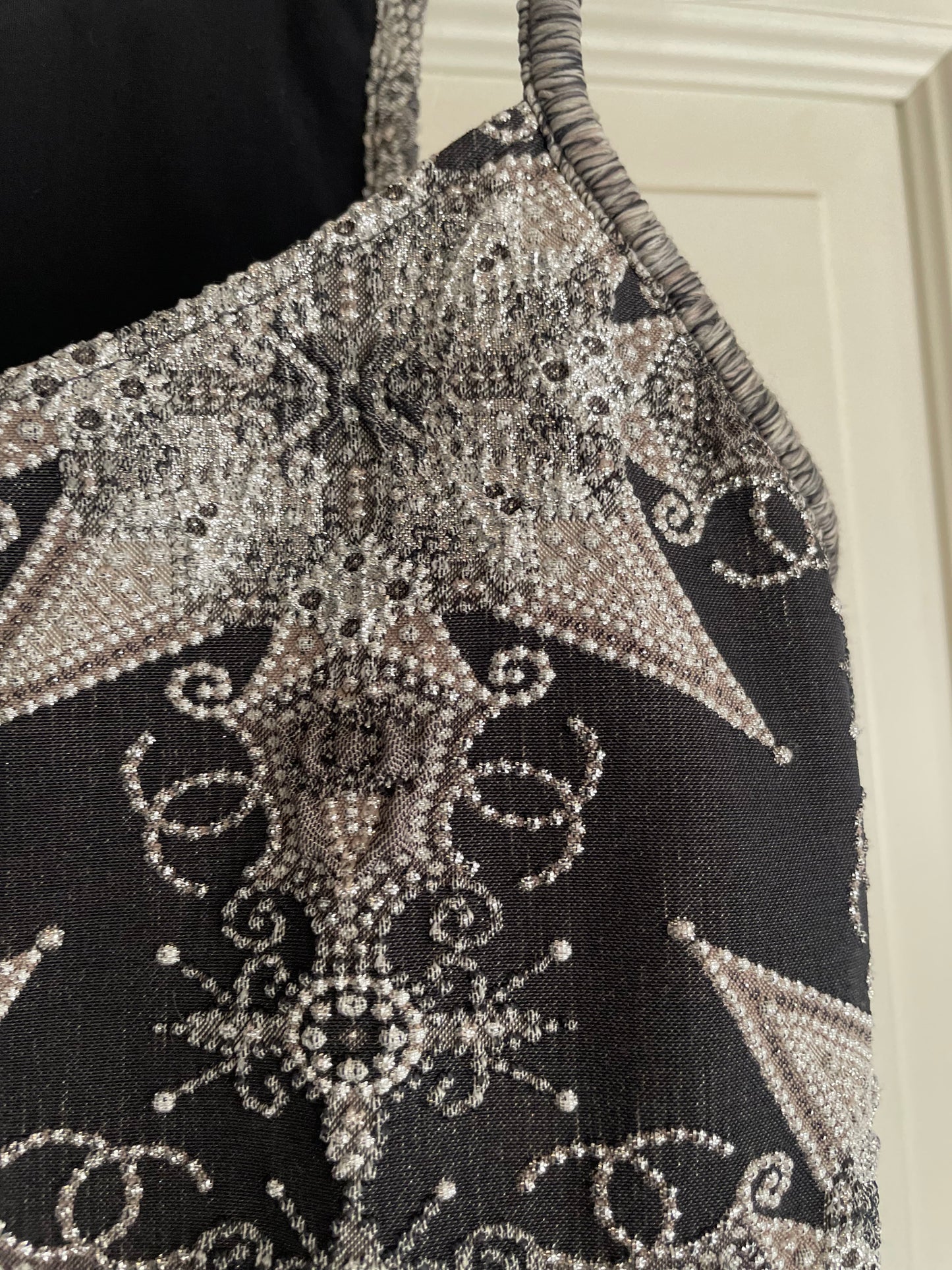 Chanel Eksklusiv Top - Håndbroderet - Sort & sølv