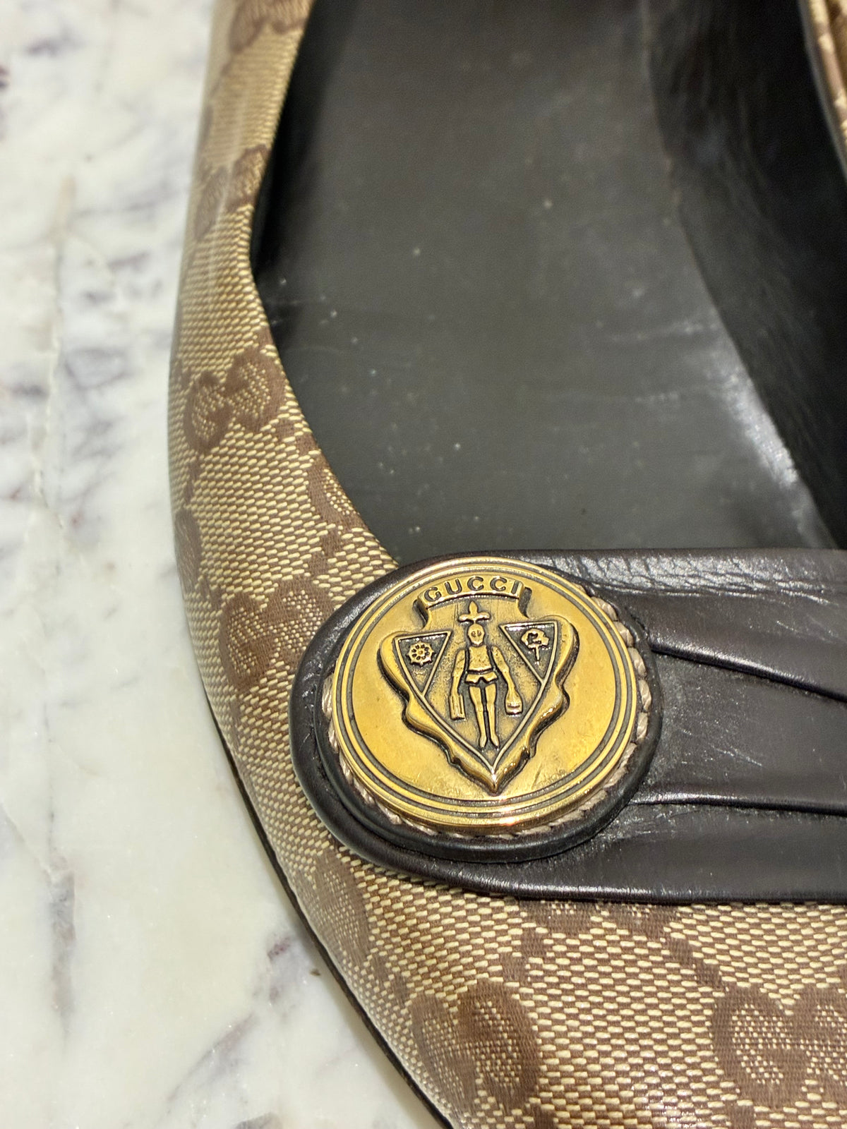 Gucci GG Canvas Ballet Flats With Crest Detail - 39,5