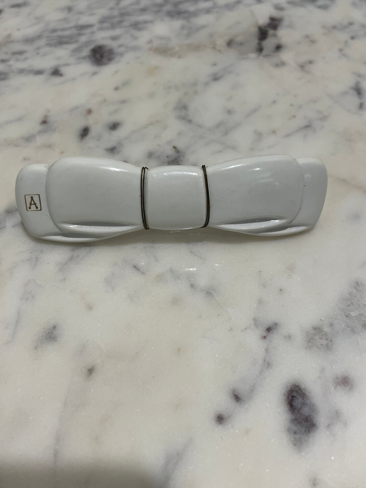 Alexandre de Paris Bow Barrette – White & Gold - M