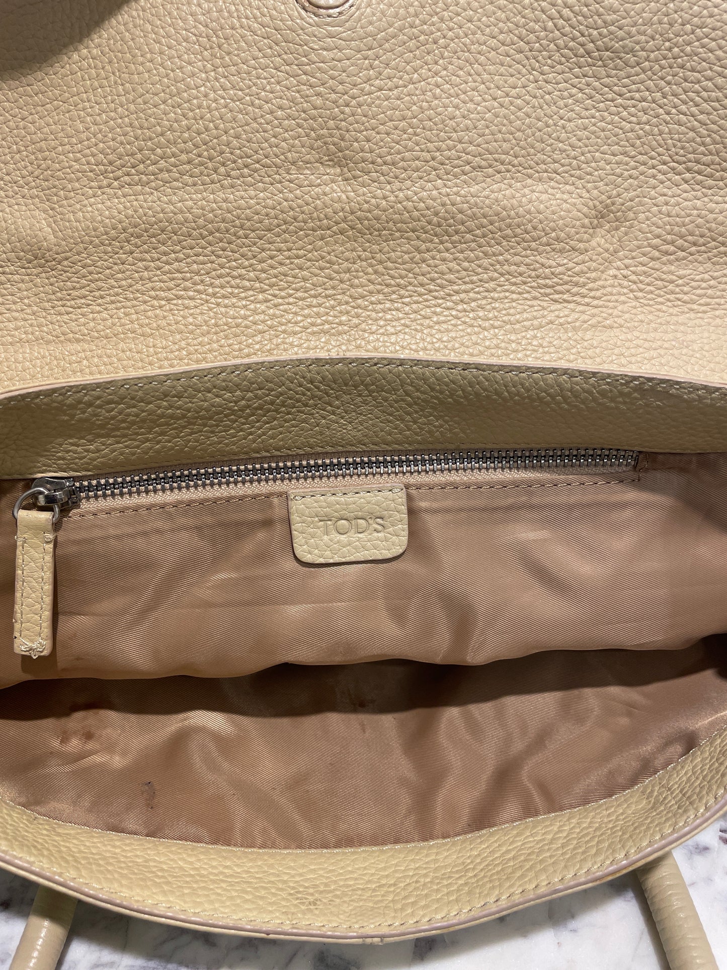 Tod's Corniche Wave East/West – Beige textured leather bag