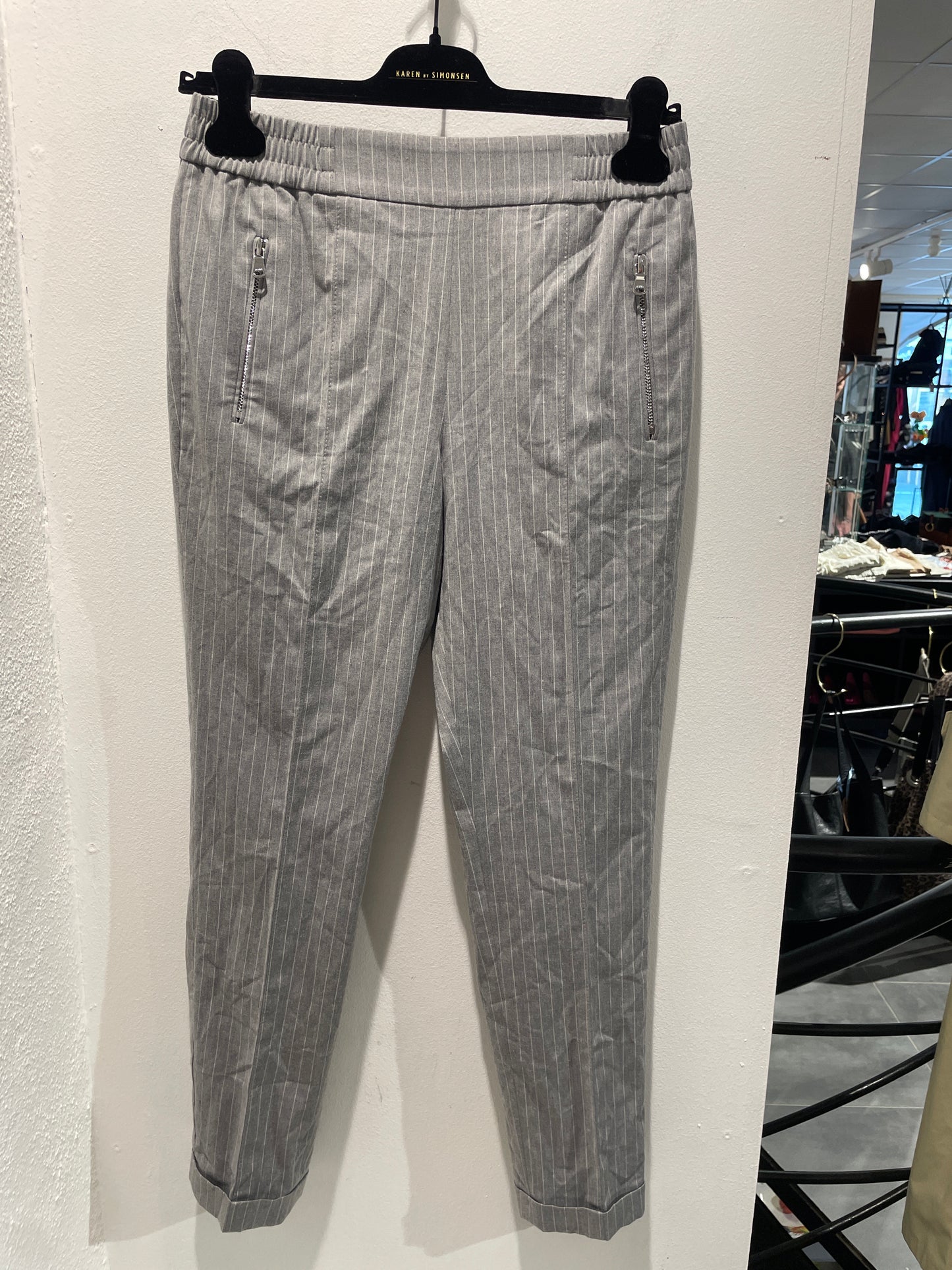 Boss - red label - Grey pants w.white stripes - S - Medinas Wardrobe