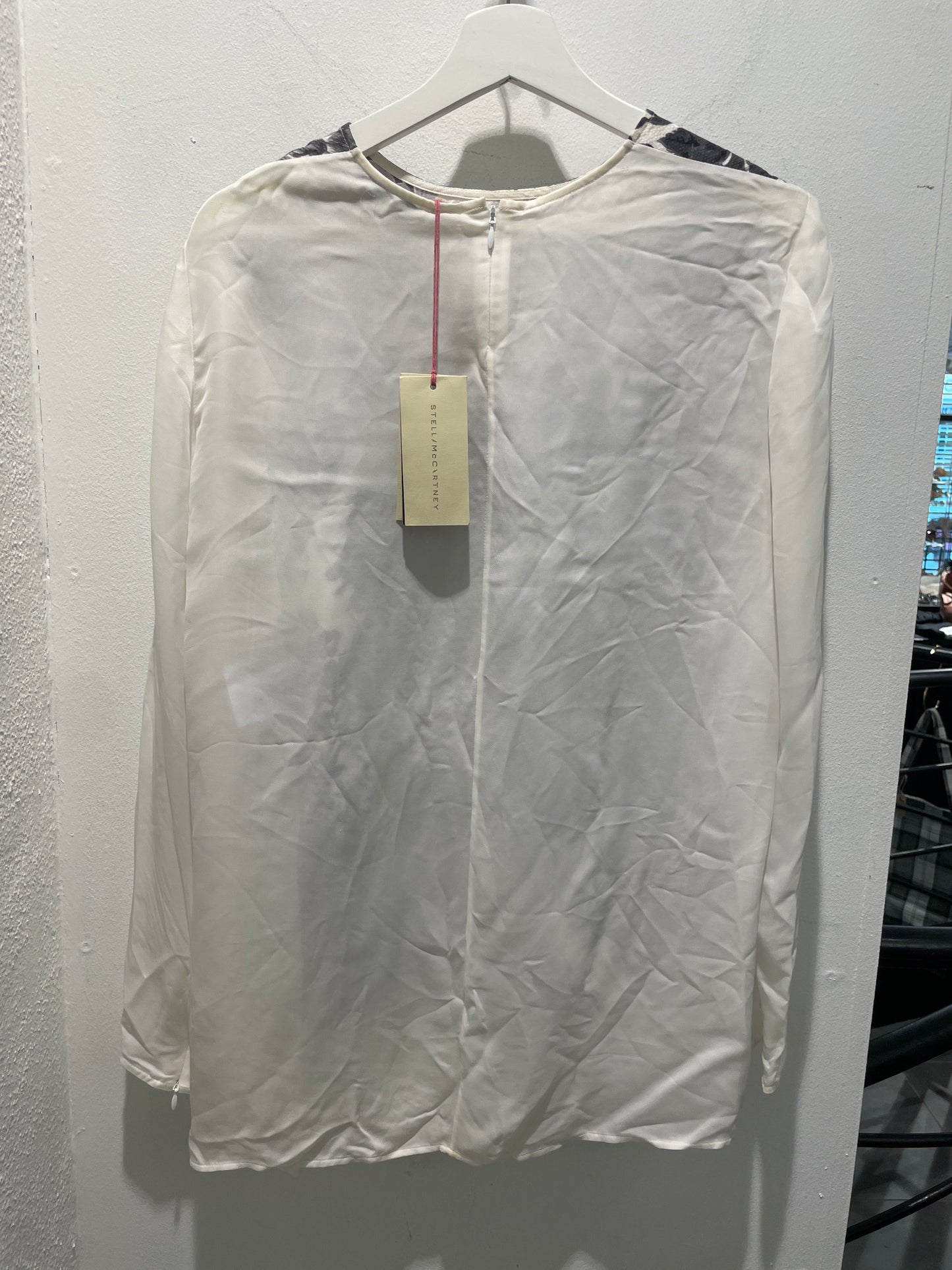 Stella McCartney — Silk Blouse with Monochrome Floral Print and Asymmetric Hem - Size IT 42