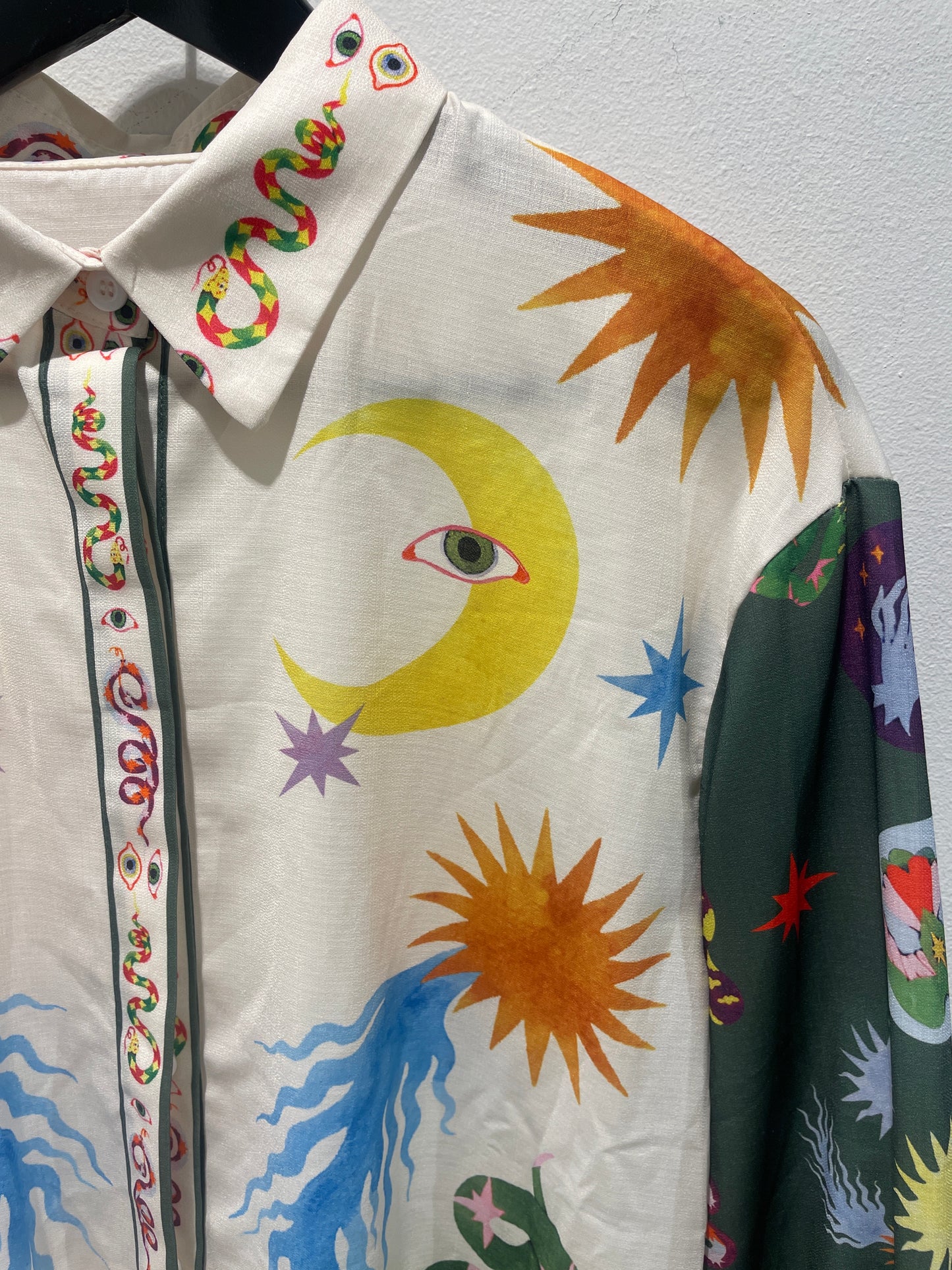 Shirt - White w. horse & sun - Medinas Wardrobe - S
