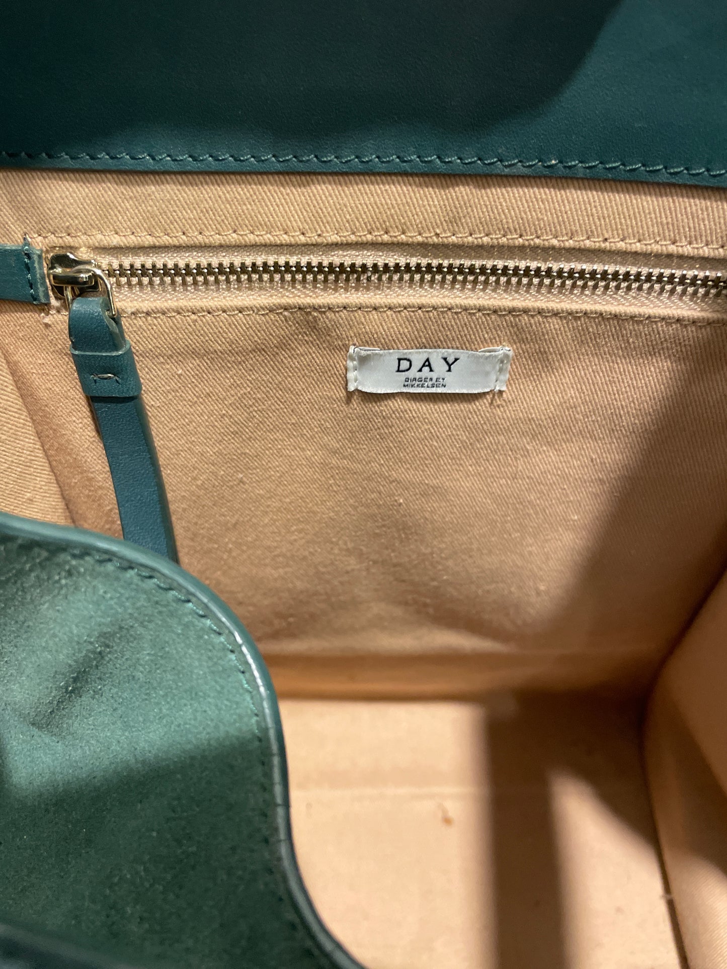 DAY Suede Winged Tote Bag. - 32/40 x 25 x 25 cm Tote - Deep Green