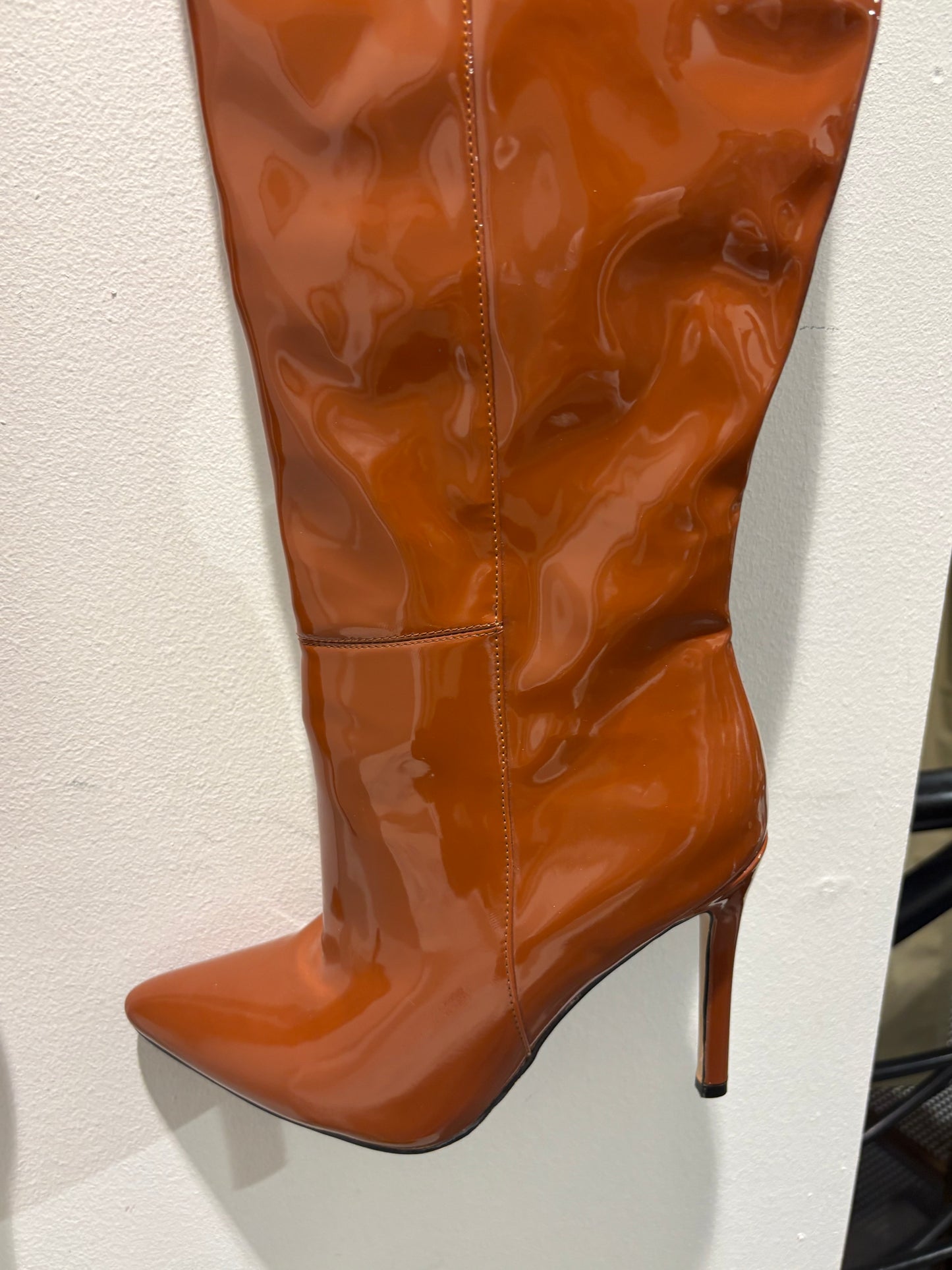 Pretty little Thing - Over the knee - Cognac “faux patent leather” - 6 / EU39 - Medinas Wardrobe