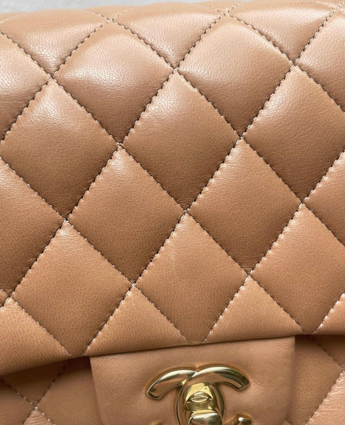 Chanel - Classic flap bag - Beige lammeskind m. guld hrdw.