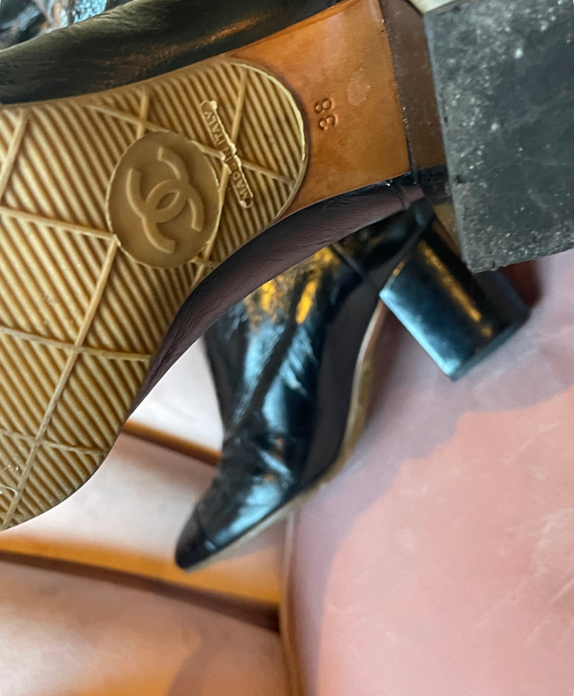 Chanel - Kneehigh støvle i patent leather med CC logo