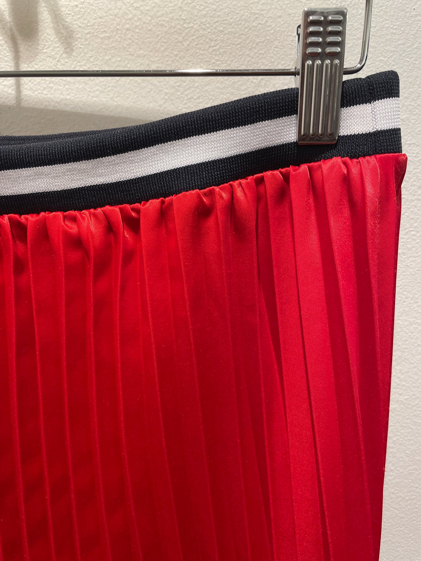 Tommy Hilfiger Pleated Midi Skirt with Sporty Elastic Waistband – Red –  L