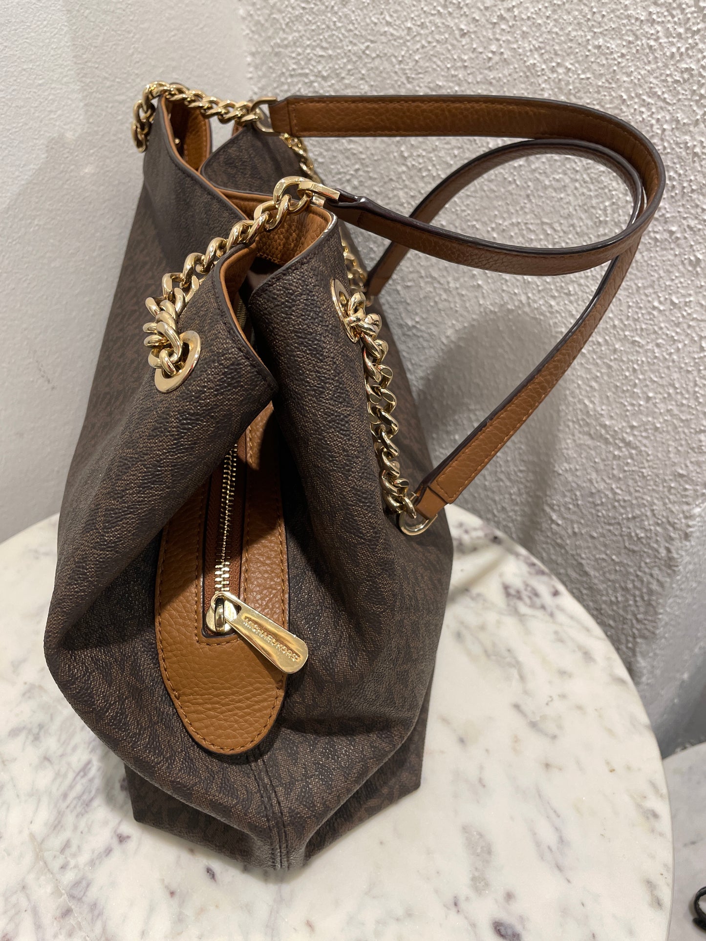 Michael Kors Raven Shoulder Bag – Brown handbag in Signature canvas