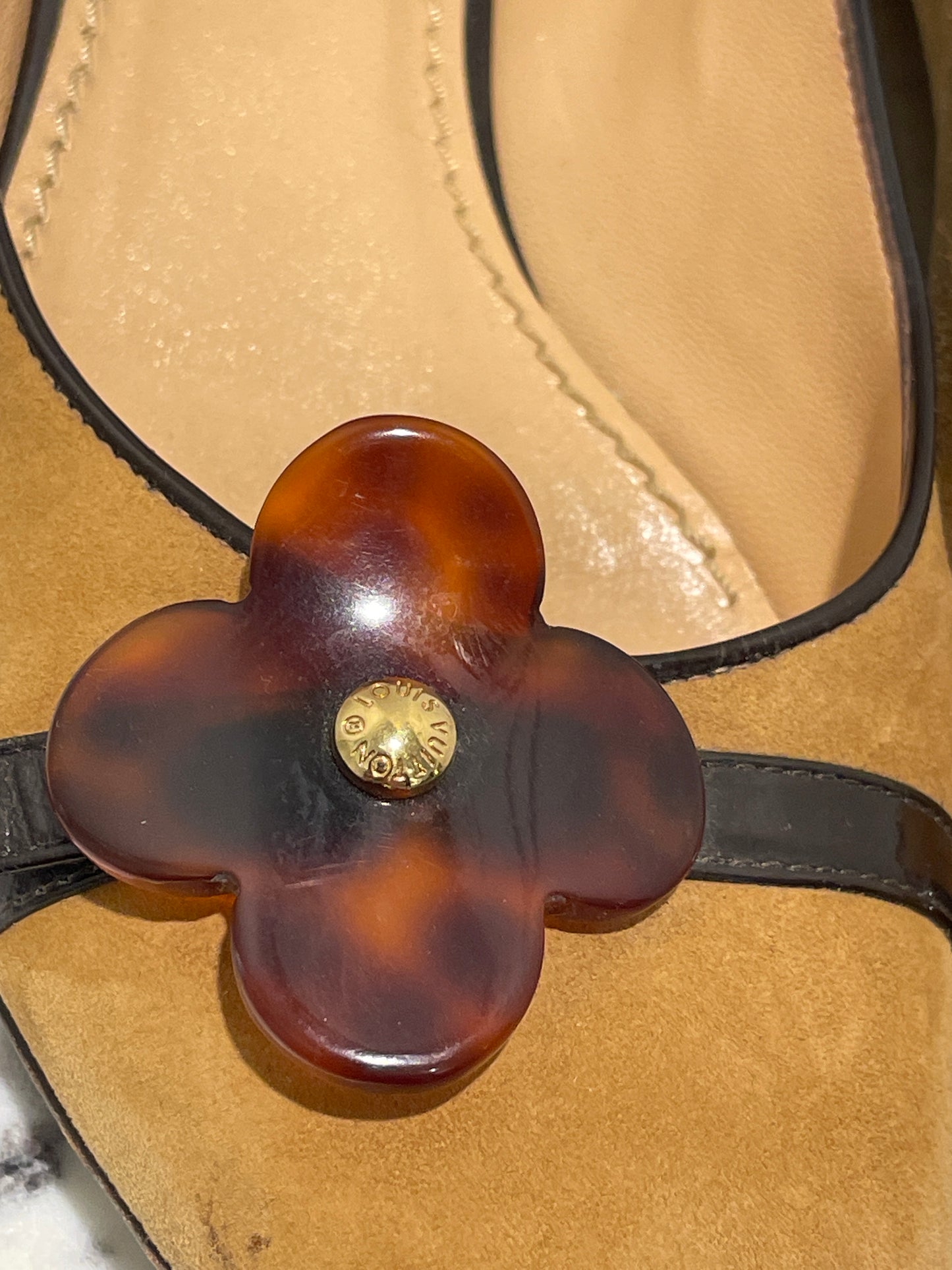 Louis Vuitton Tan Suede Fleur Ballet Flats with Tortoiseshell Monogram Flower - 38,5
