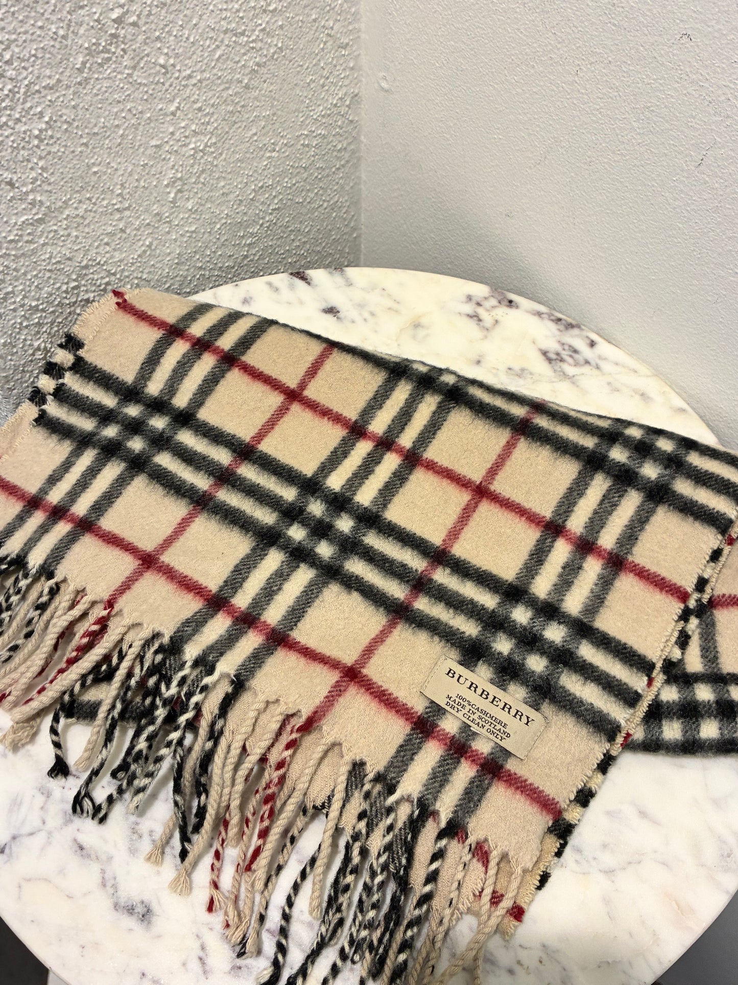 Burberry — Classic Scarf in 100% Pure Cashmere