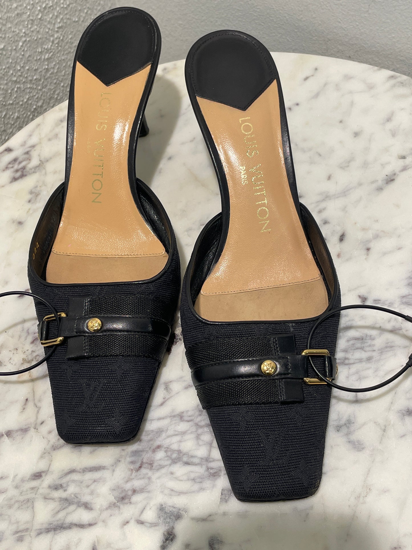 Louis Vuitton – Vintage Monogram Canvas Kitten Heel Mules with Leather Strap & Gold Buckle - 37,5