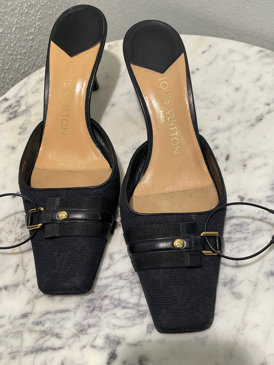 Louis Vuitton – Vintage Monogram Canvas Kitten Heel Mules with Leather Strap & Gold Buckle - 37,5