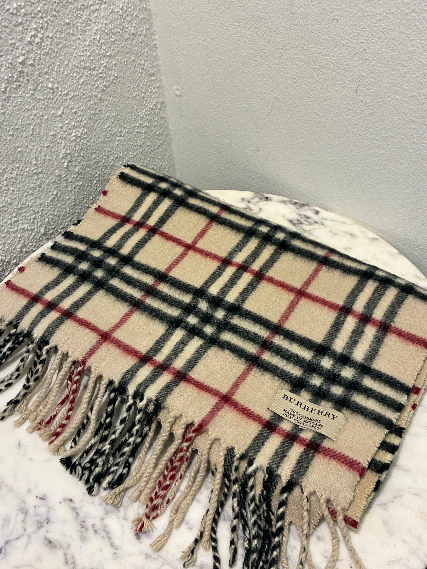 Burberry — Classic Scarf in 100% Pure Cashmere