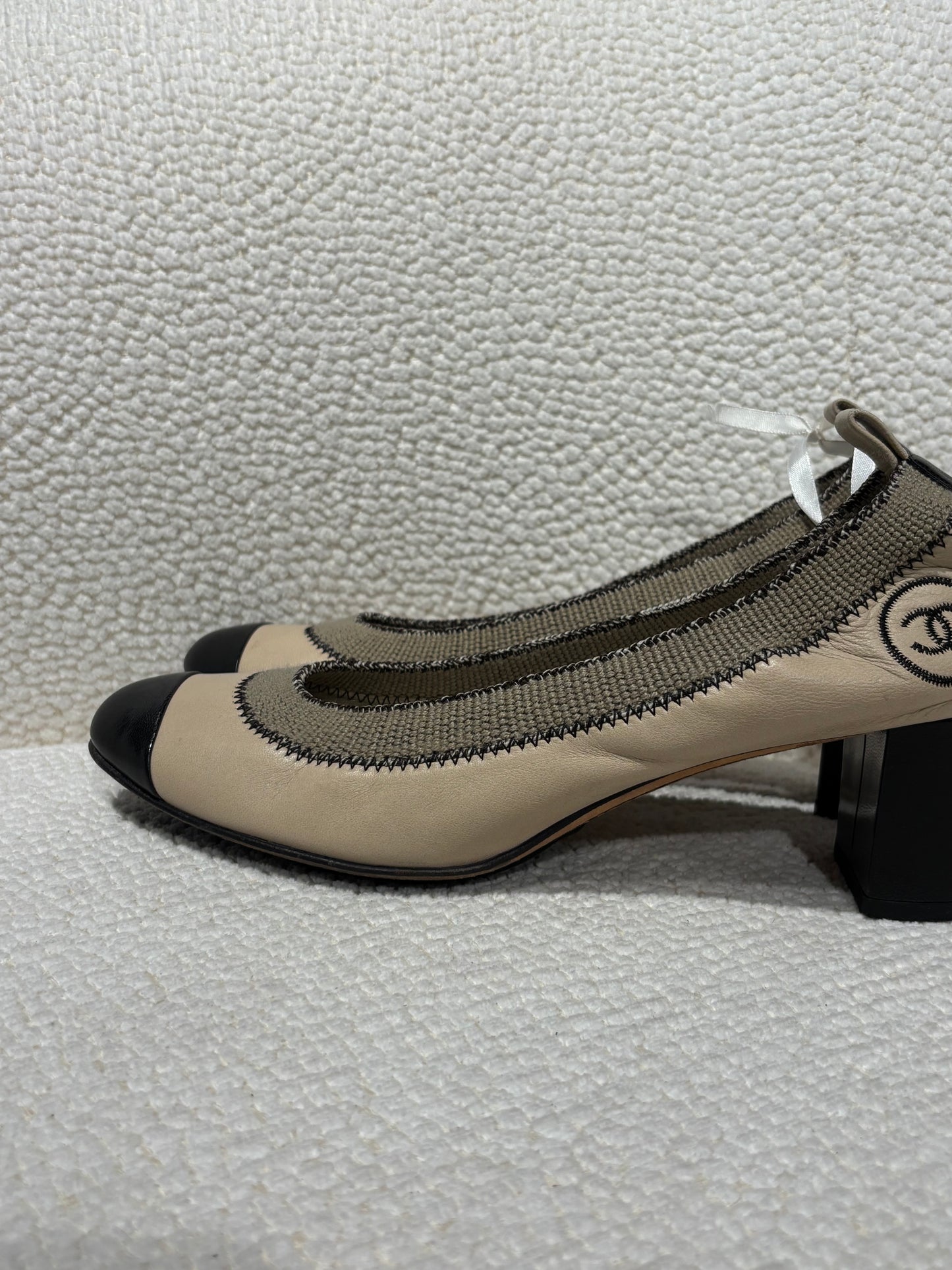 Chanel Pumps – Beige & Black Leather – EU 38