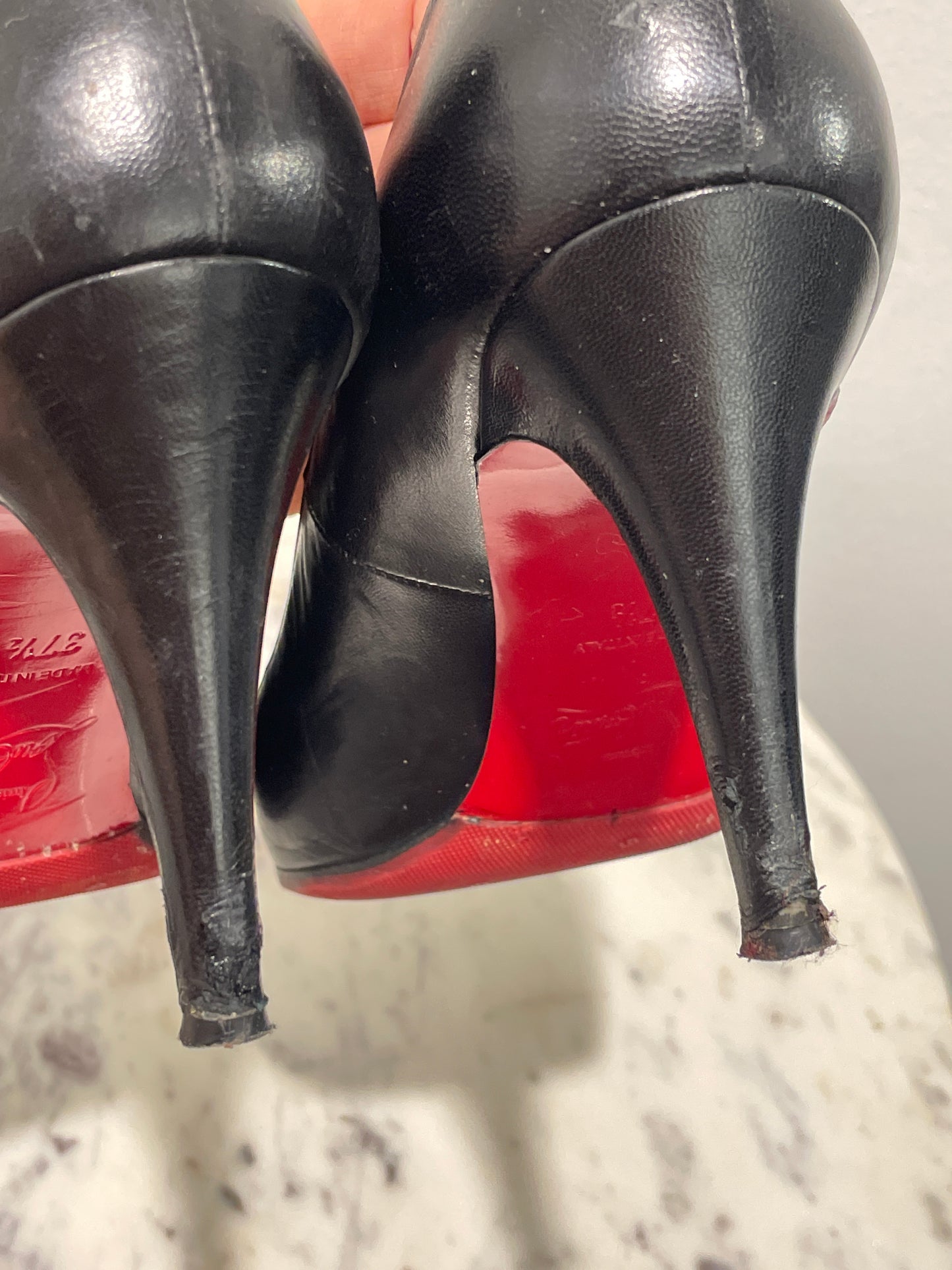 Christian Louboutin Simple Pumps in Black Leather – 37,5