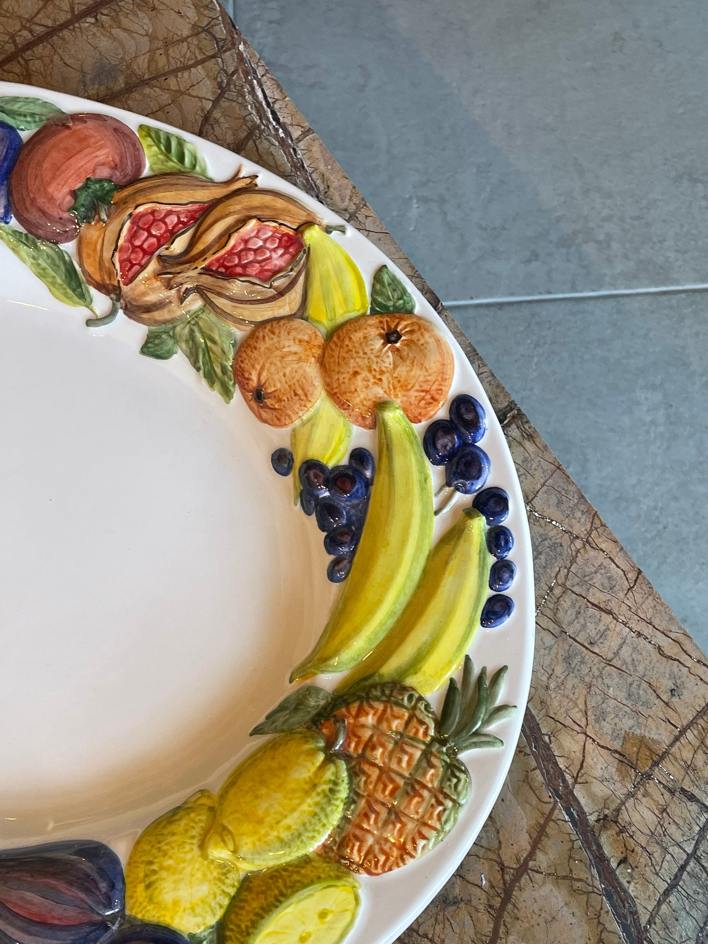 Stort fad m. frugtmotiv - Italiensk porcelæn
