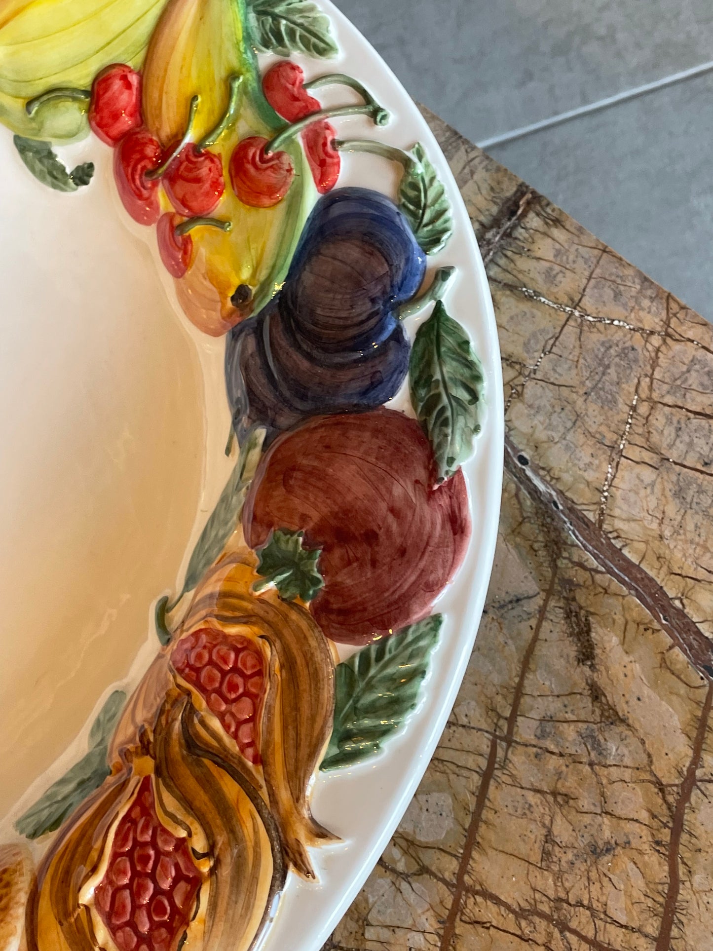 Stort fad m. frugtmotiv - Italiensk porcelæn