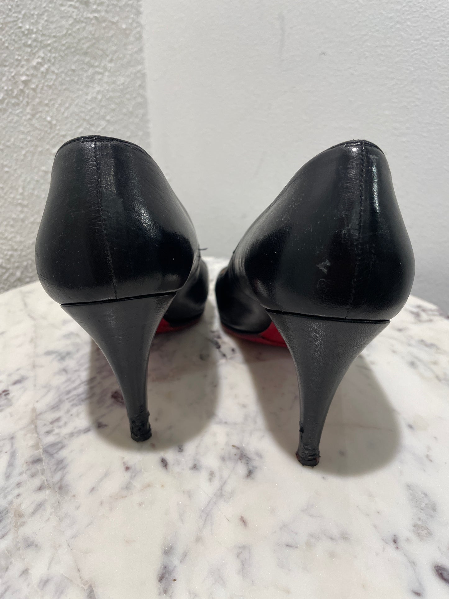 Christian Louboutin Simple Pumps in Black Leather – 37,5