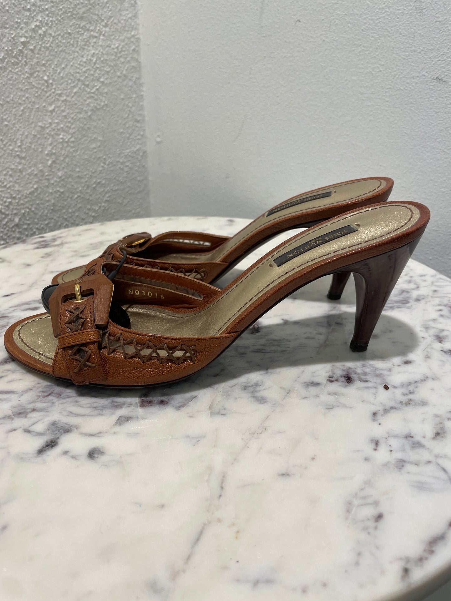 Louis Vuitton Tan Woven Leather Open-Toe Mules with Buckle Detail - 37,5