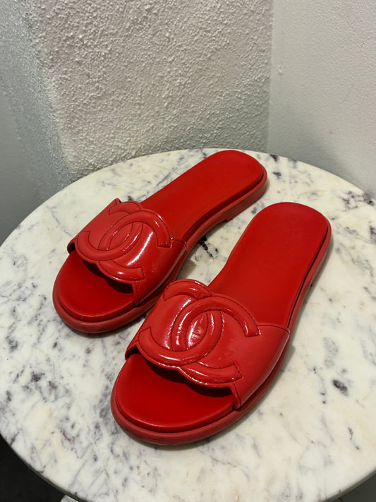 Chanel Sandals - CC Slide Sandals in Rasberry Patent Leather - 39