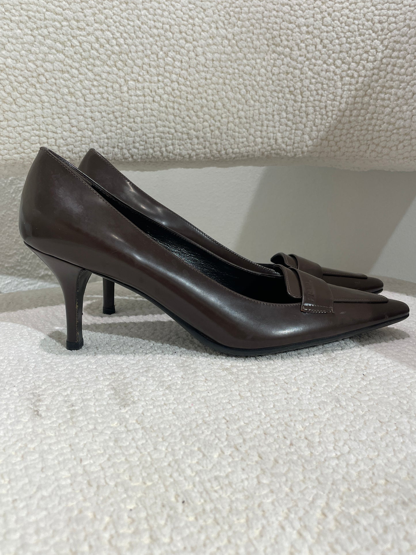 Prada Heels – Brown Patent leather - w. logo - 37,5