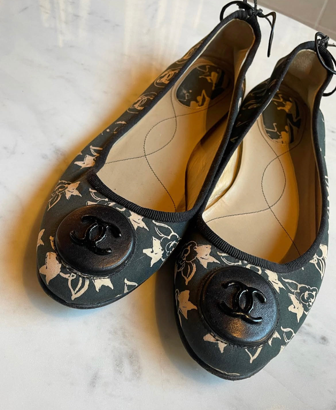 Chanel - Ballerinaer - Sort canvas med creme logoskrift og sort logo-emblem