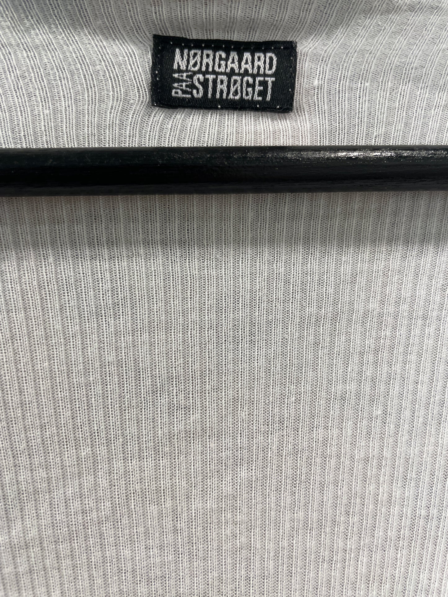 Nørgaard på Strøget - #101 Long Ribbed Wrap Top with Lettuce Hem - white - S/M