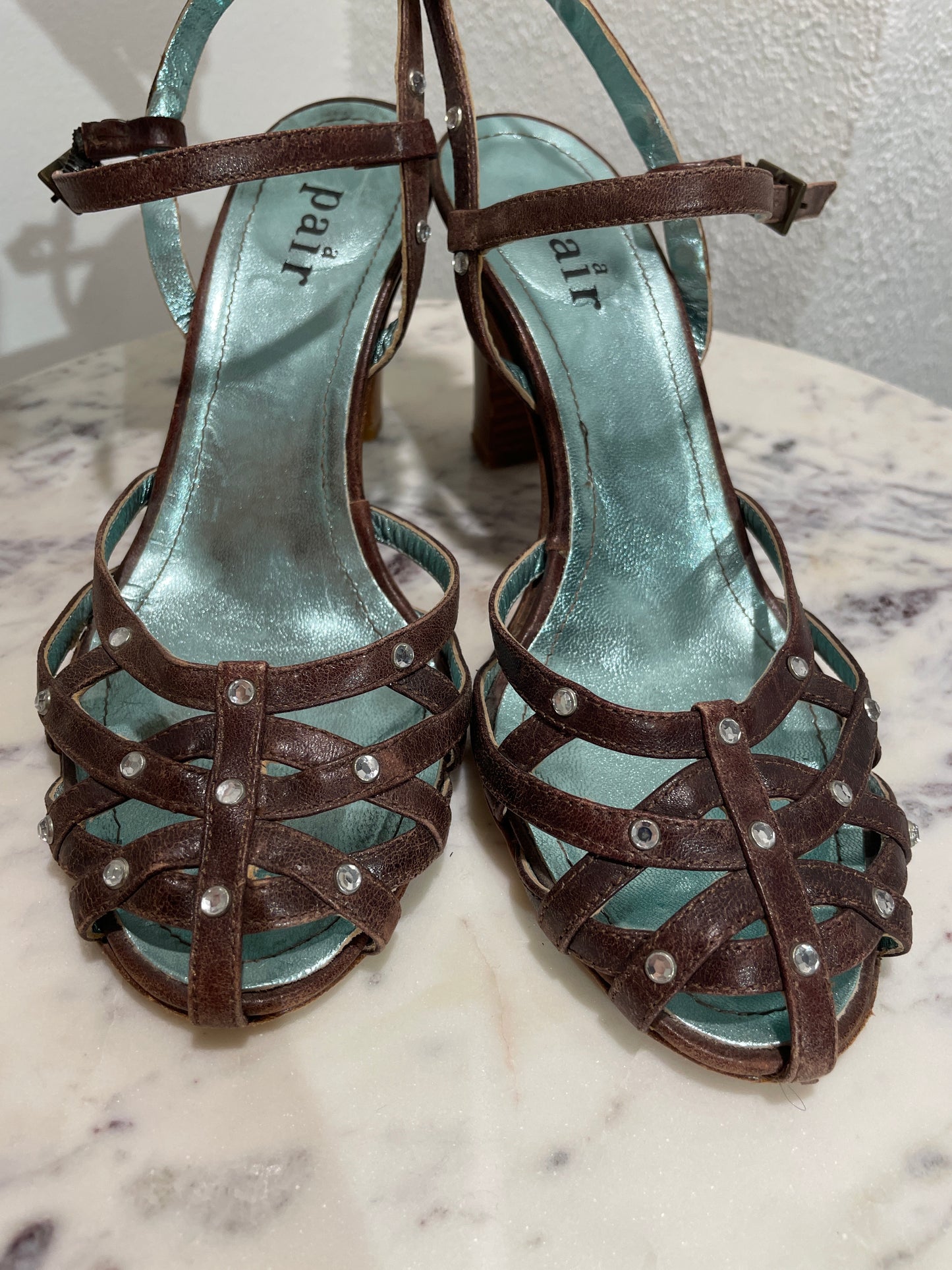 A Pair – sandals w. heels - 37