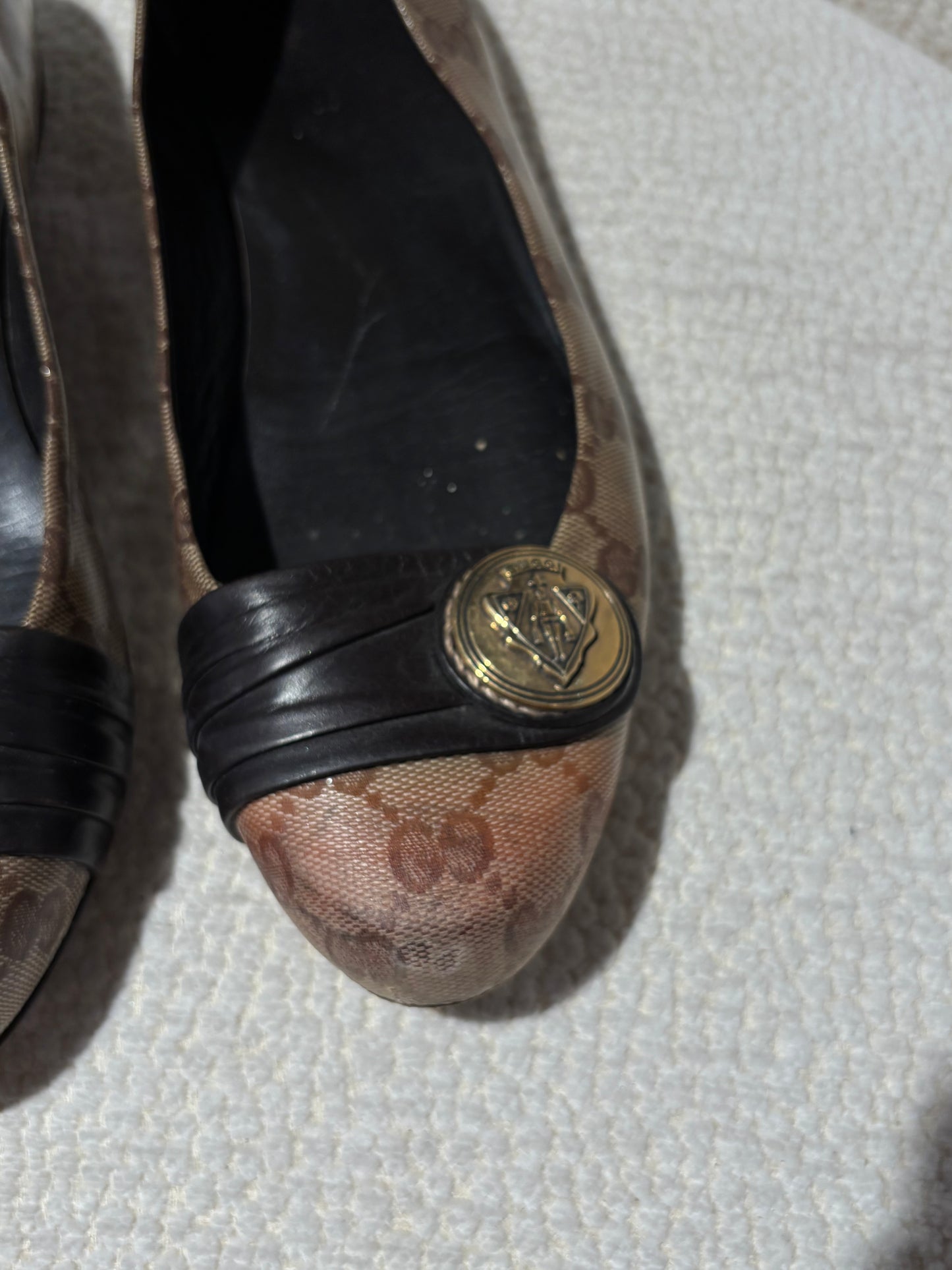 Gucci Ballerina - Beige Monogram canvas & Gold Logo Buckle - EU 39.5